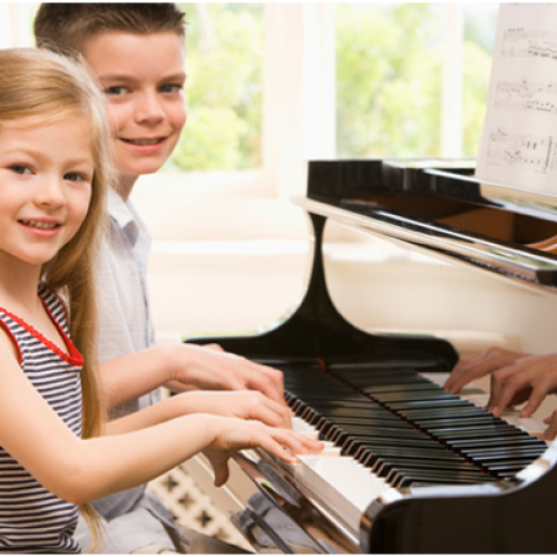Lợi ích của việc học piano cho trẻ