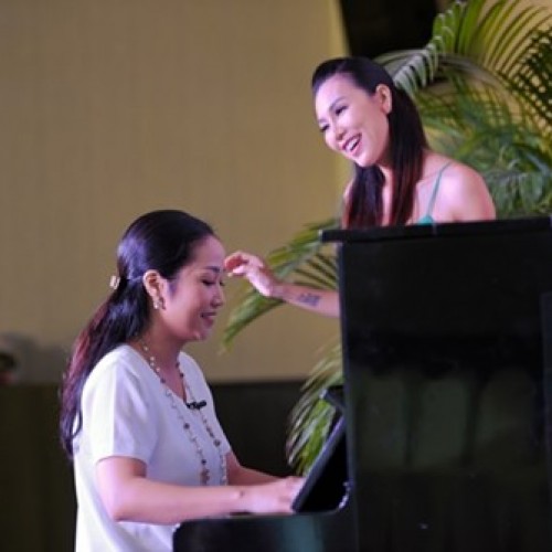 Ốc Thanh Vân bất ngờ trổ tài chơi đàn piano