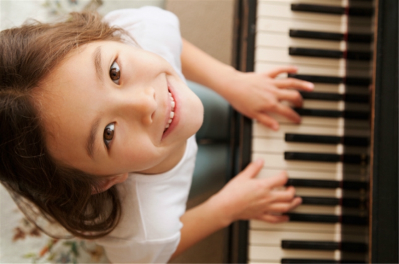 Chơi đàn piano - Hướng điều trị mới cho trẻ tự kỉ